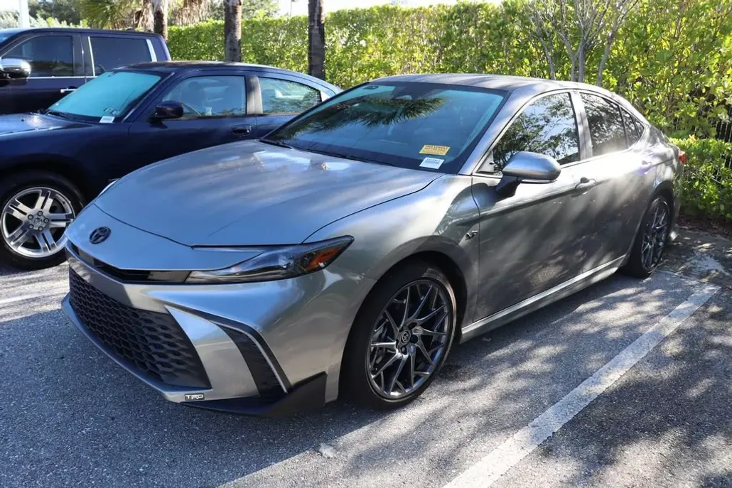2025 Toyota Camry SE photo 1