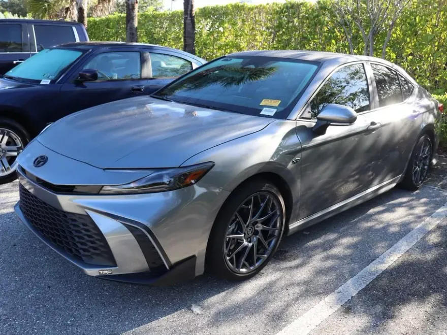 2025 Toyota Camry SE photo 1