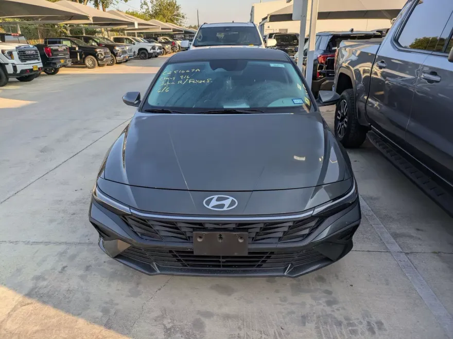 2024 Hyundai Elantra SEL photo 1