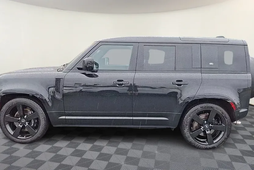 2024 Land Rover Defender 110 V8 photo 1