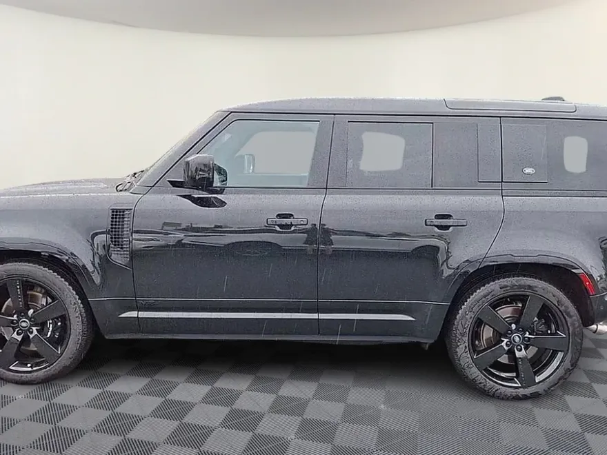 2024 Land Rover Defender 110 V8 photo 1