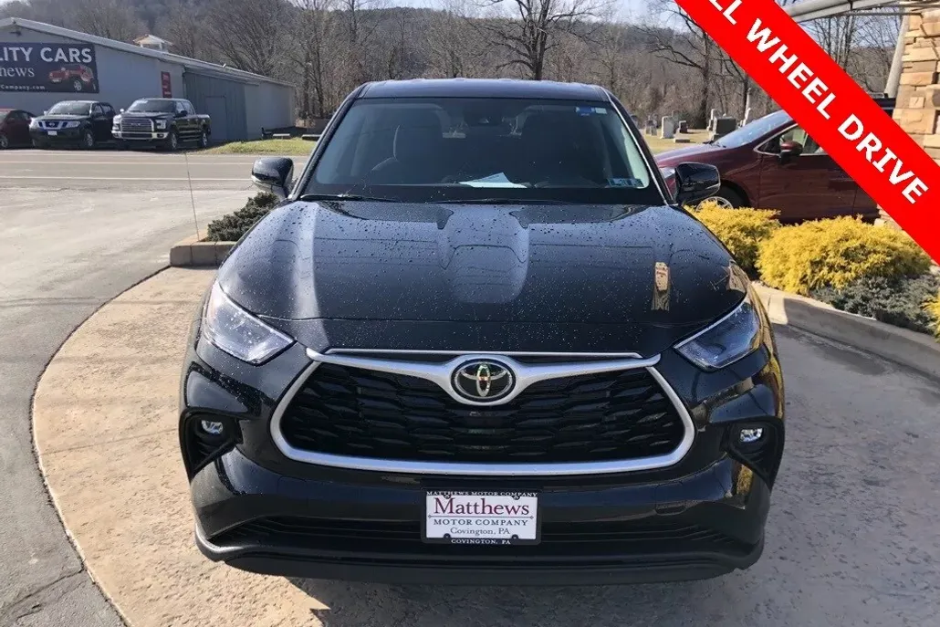 2023 Toyota Highlander LE photo 1