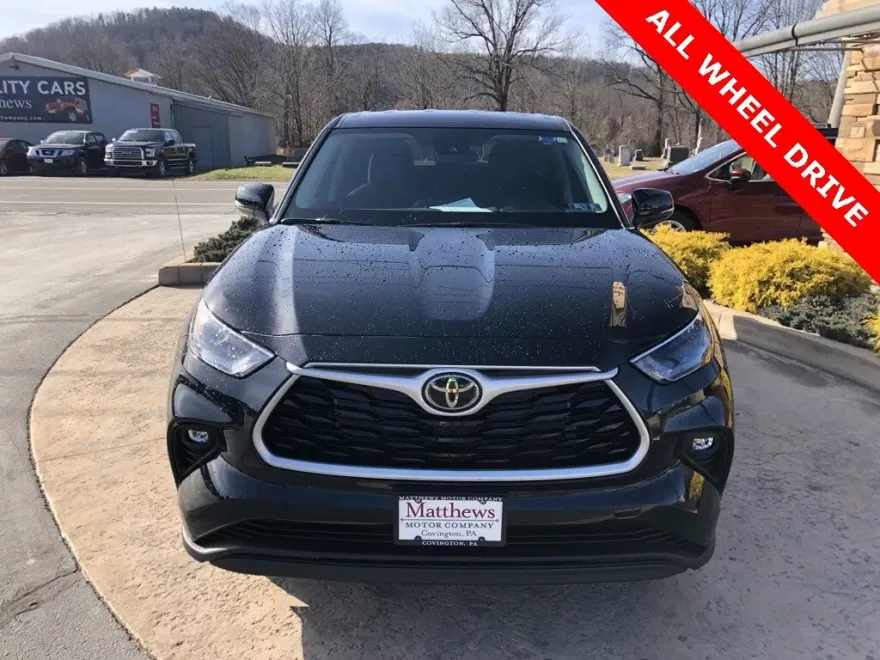 2023 Toyota Highlander LE photo 1