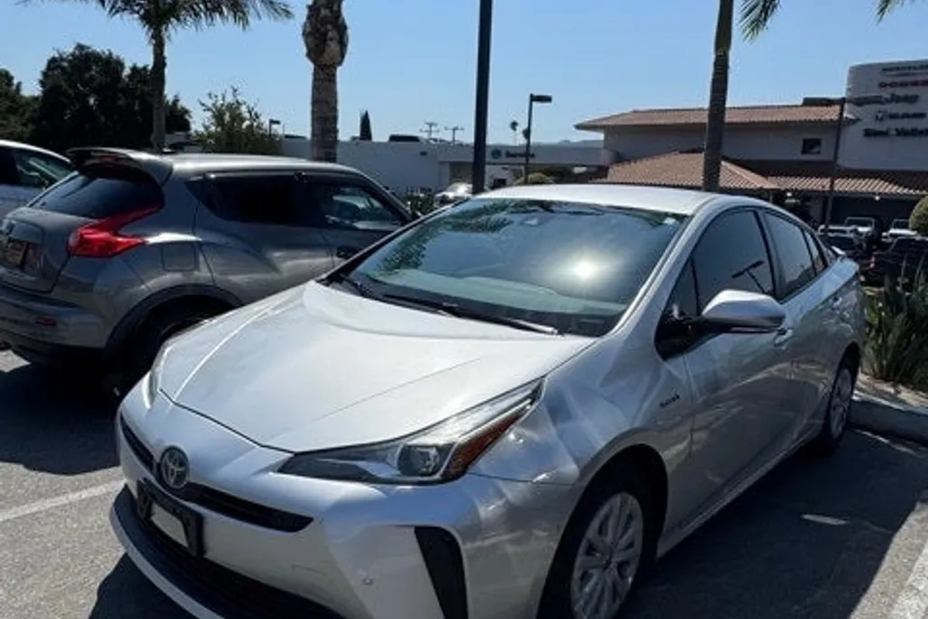 2019 Toyota Prius LE photo 1