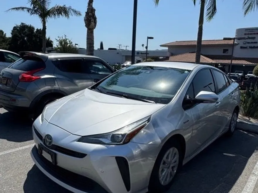 2019 Toyota Prius LE photo 1