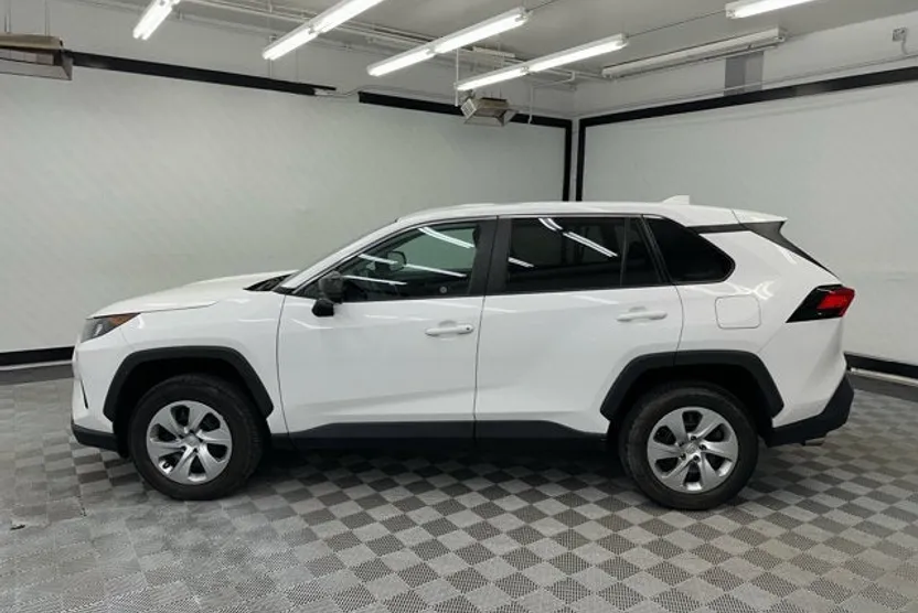 2022 Toyota RAV4 LE photo 1