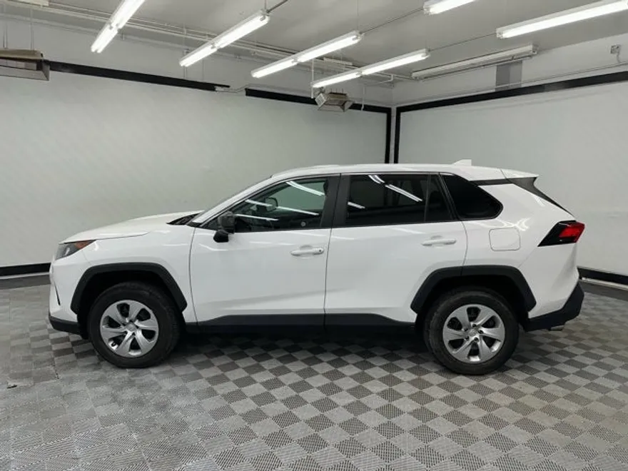 2022 Toyota RAV4 LE photo 1