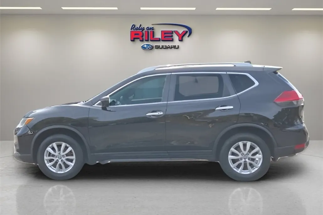 2017 Nissan Rogue SV photo 1