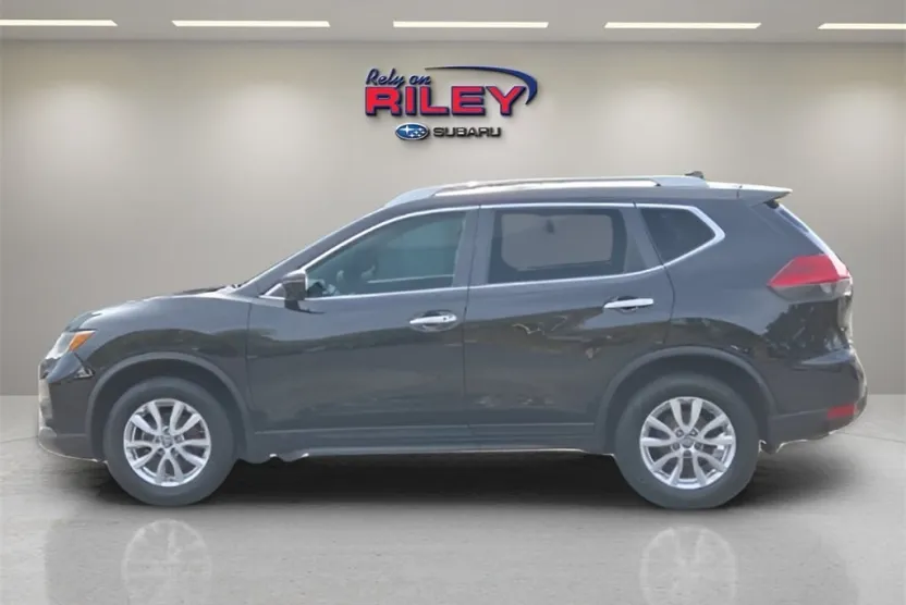 2017 Nissan Rogue SV photo 1