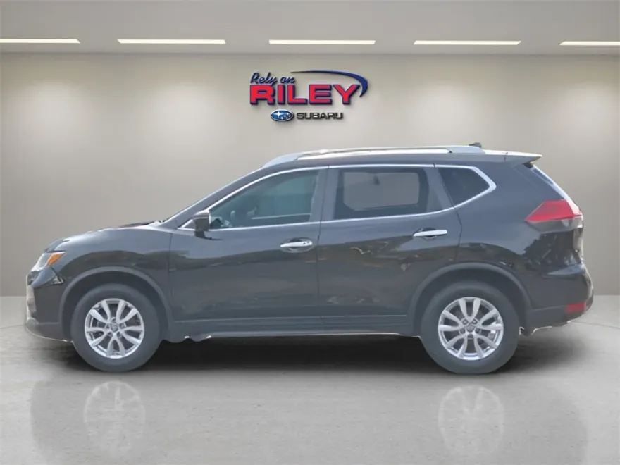 2017 Nissan Rogue SV photo 1