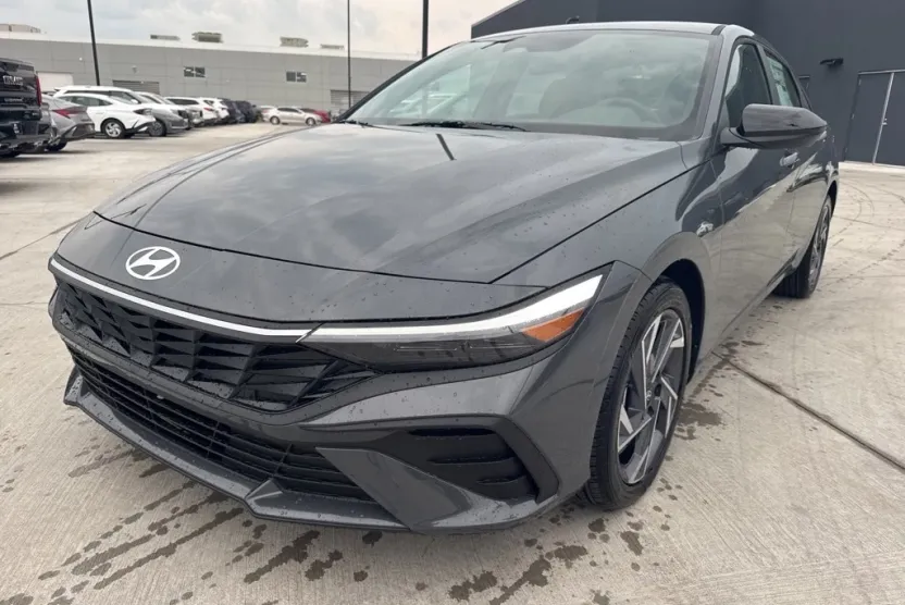 2025 Hyundai Elantra SEL Sport photo 1