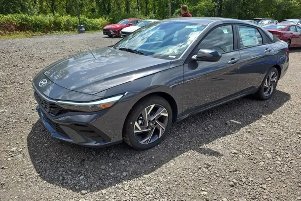 2025 Hyundai Elantra SEL Sport photo 1