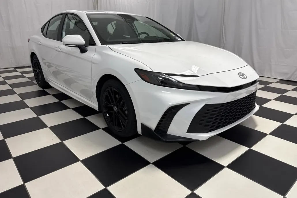 2025 Toyota Camry SE photo 1