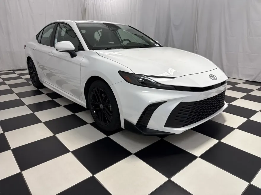 2025 Toyota Camry SE photo 1