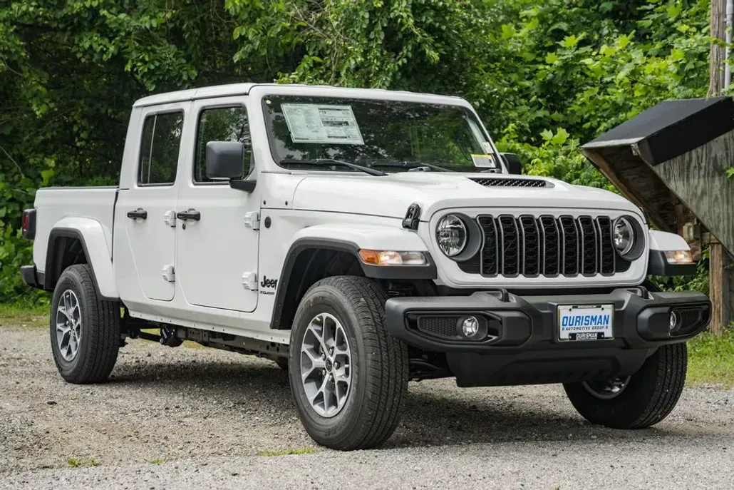 2025 Jeep Gladiator Sport S photo 1