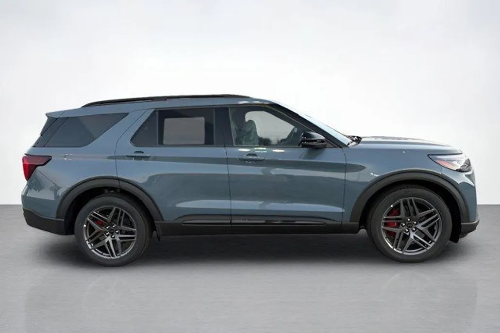 2025 Ford Explorer ST photo 1