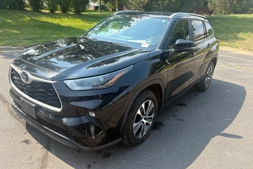 2023 Toyota Highlander XLE photo 1