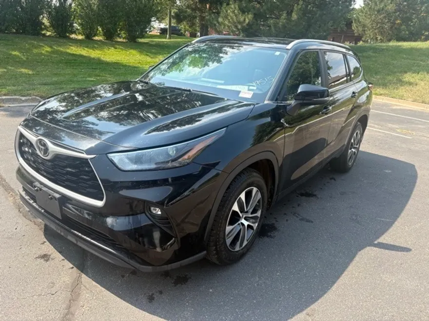 2023 Toyota Highlander XLE photo 1