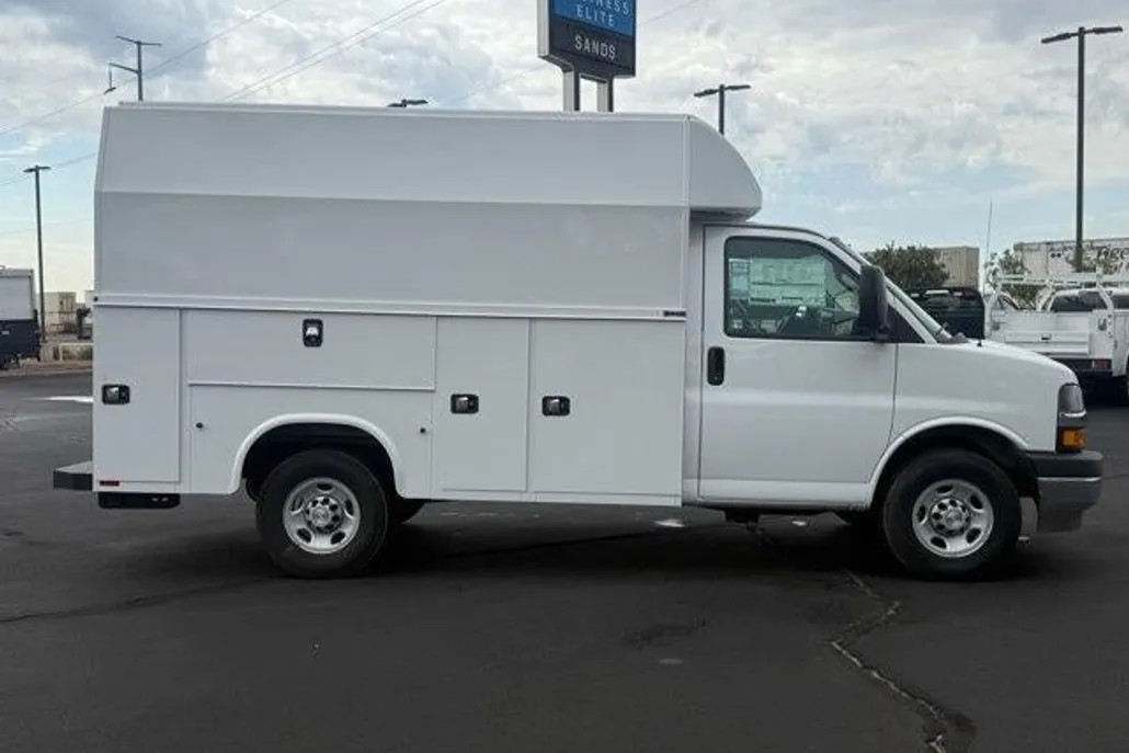 2025 Chevrolet Express Cutaway 3500 Base photo 1