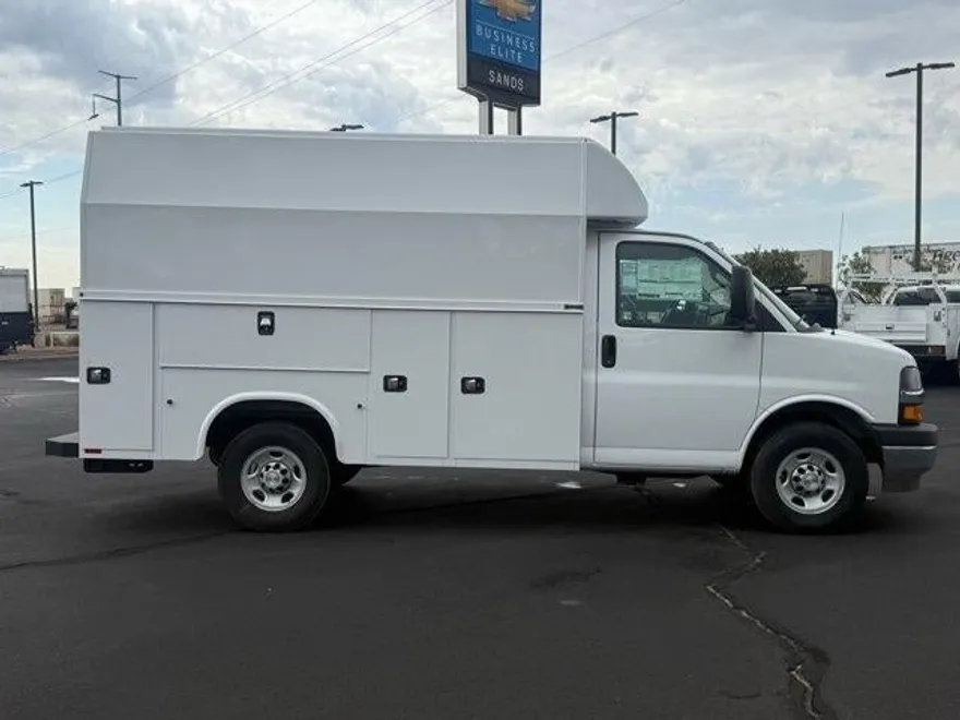 2025 Chevrolet Express Cutaway 3500 Base photo 1