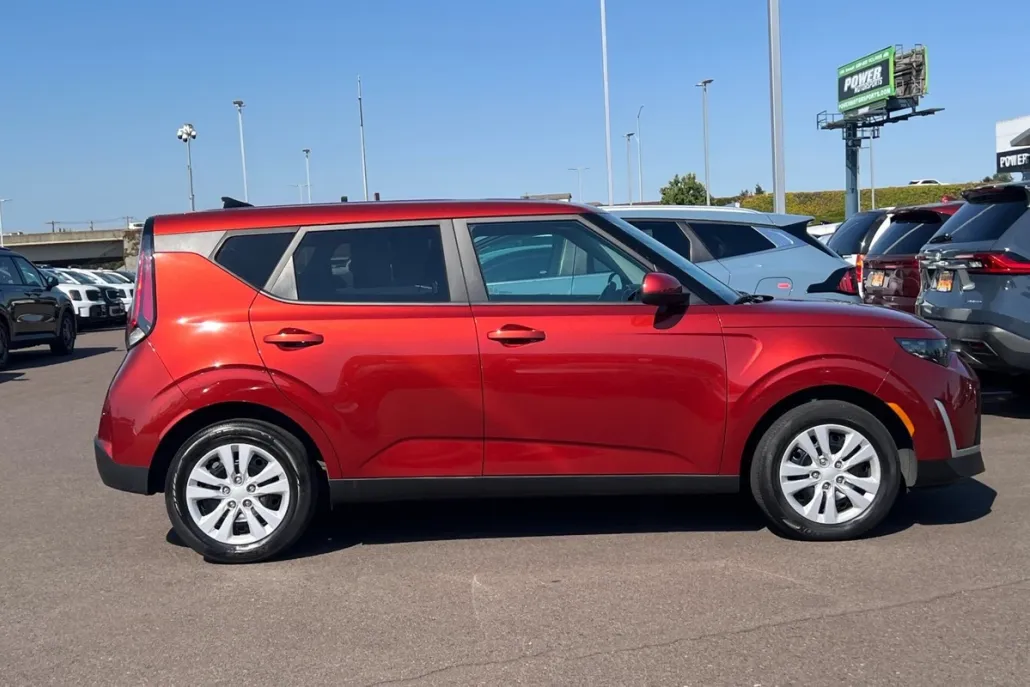 2023 Kia Soul LX photo 1