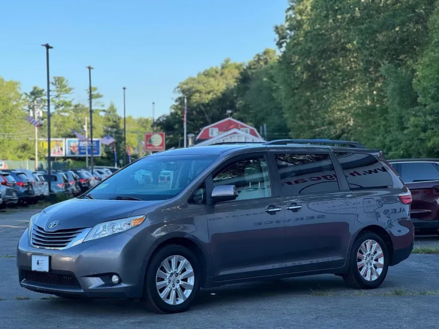 2015 Toyota Sienna XLE Premium photo 1