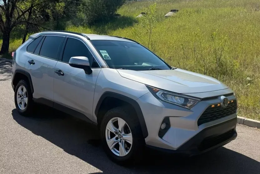 2021 Toyota RAV4 XLE photo 1