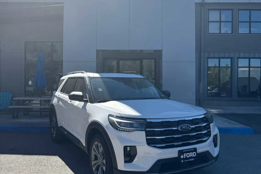 2025 Ford Explorer photo 1