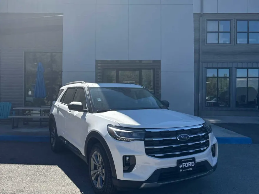 2025 Ford Explorer photo 1