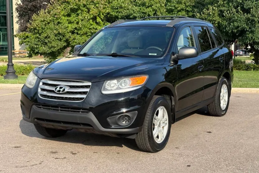2012 Hyundai Santa Fe GL photo 1