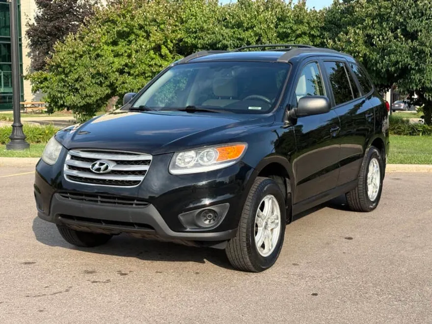 2012 Hyundai Santa Fe GL photo 1