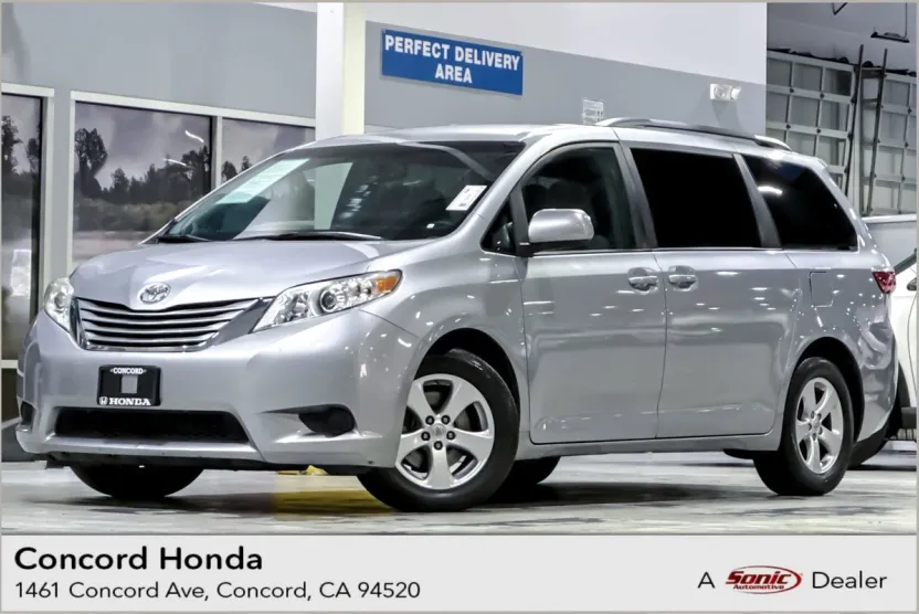 2017 Toyota Sienna LE photo 1