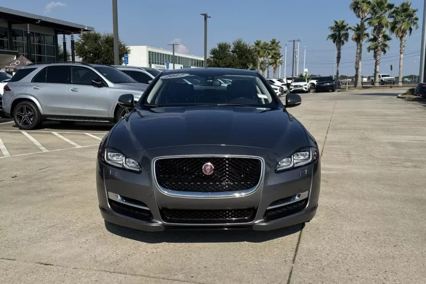 2017 Jaguar XJ R-Sport photo 1