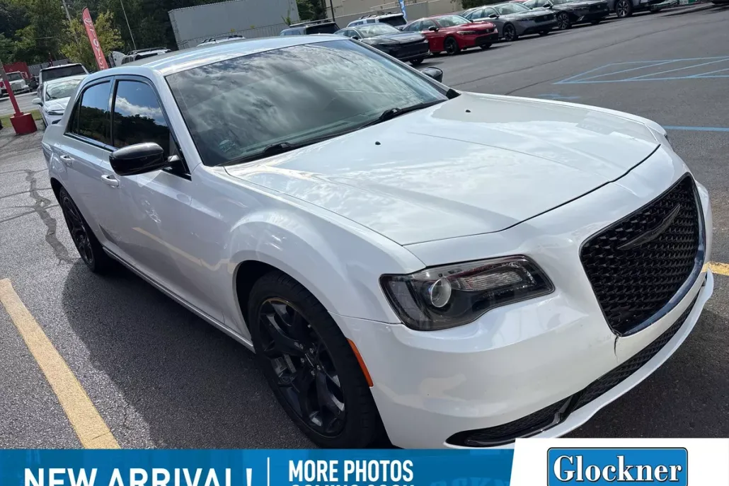 2022 Chrysler 300 Touring photo 1