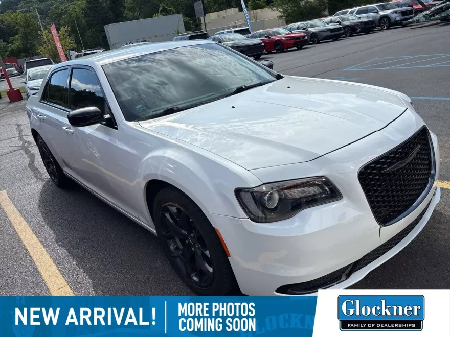 2022 Chrysler 300 Touring photo 1
