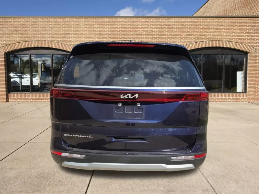 2022 Kia Carnival LXS photo 1