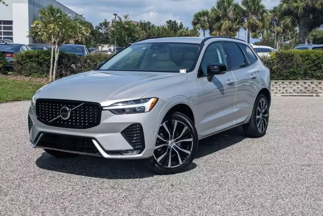 2025 Volvo XC60 B5 Plus photo 1