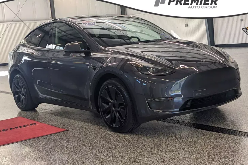 2025 Tesla Model Y Long Range photo 1