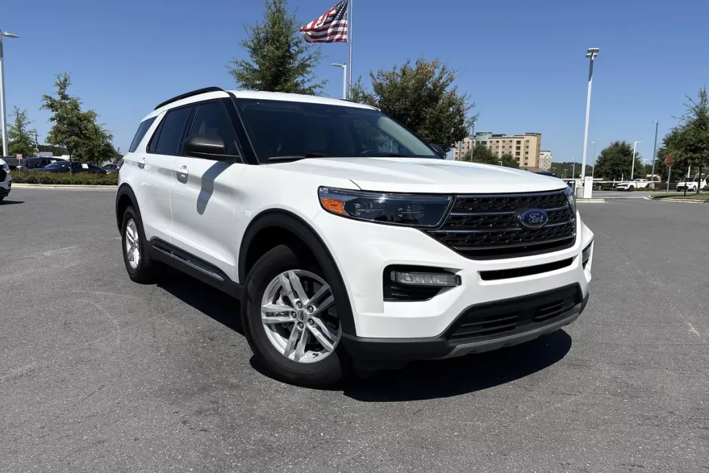 2024 Ford Explorer XLT photo 1