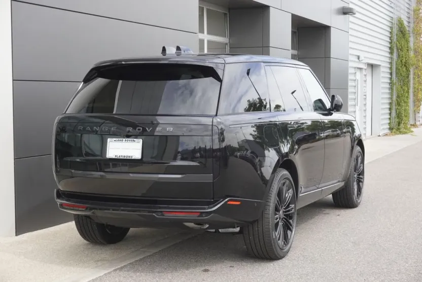 2025 Land Rover Range Rover SE photo 1