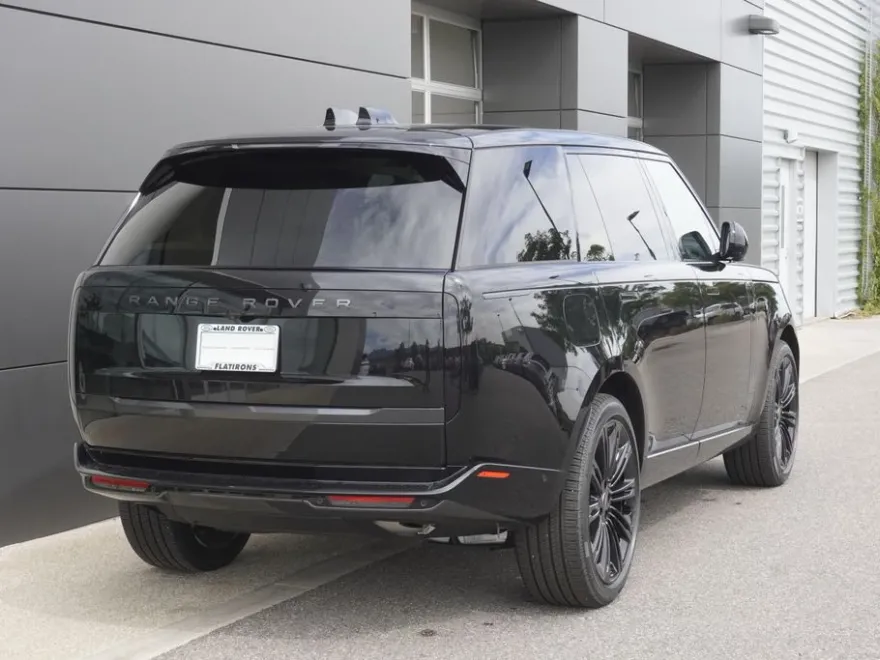 2025 Land Rover Range Rover SE photo 1