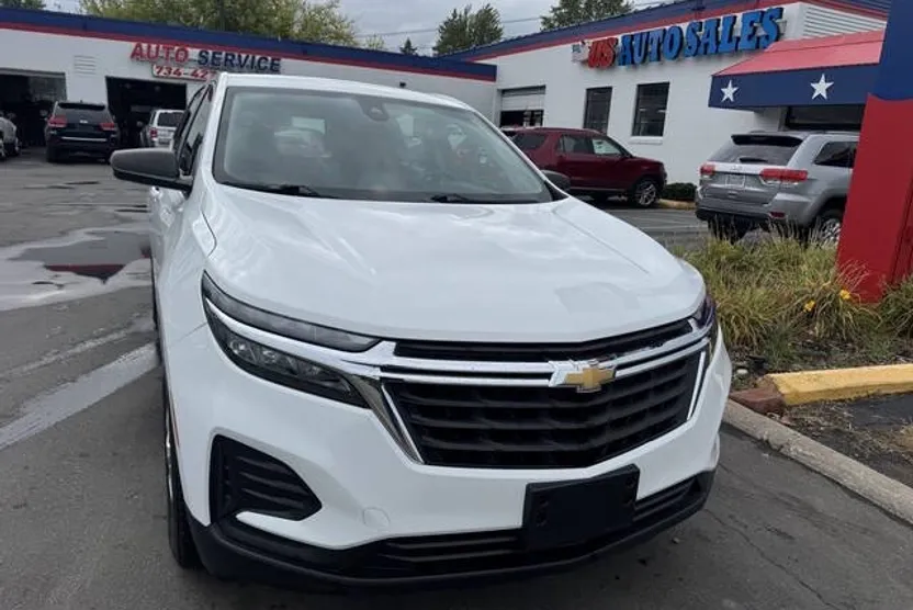 2022 Chevrolet Equinox LS photo 1