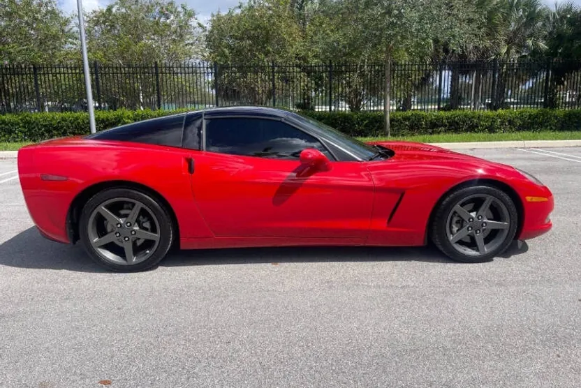 2005 Chevrolet Corvette photo 1
