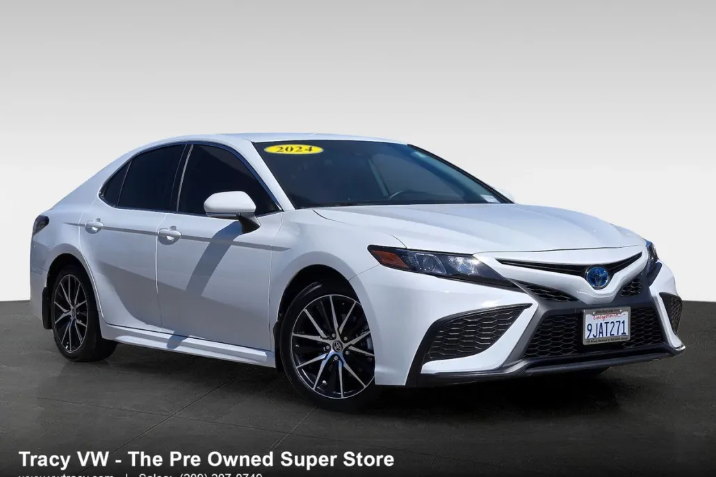 2024 Toyota Camry Hybrid SE photo 1