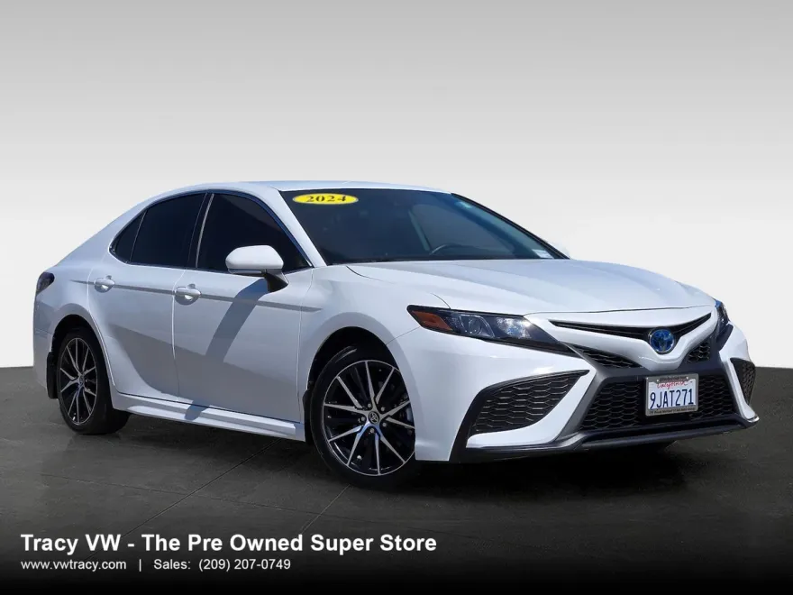 2024 Toyota Camry Hybrid SE photo 1