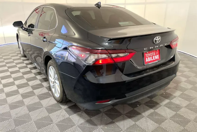 2023 Toyota Camry LE photo 1