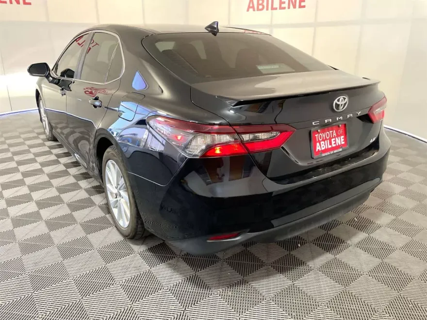 2023 Toyota Camry LE photo 1