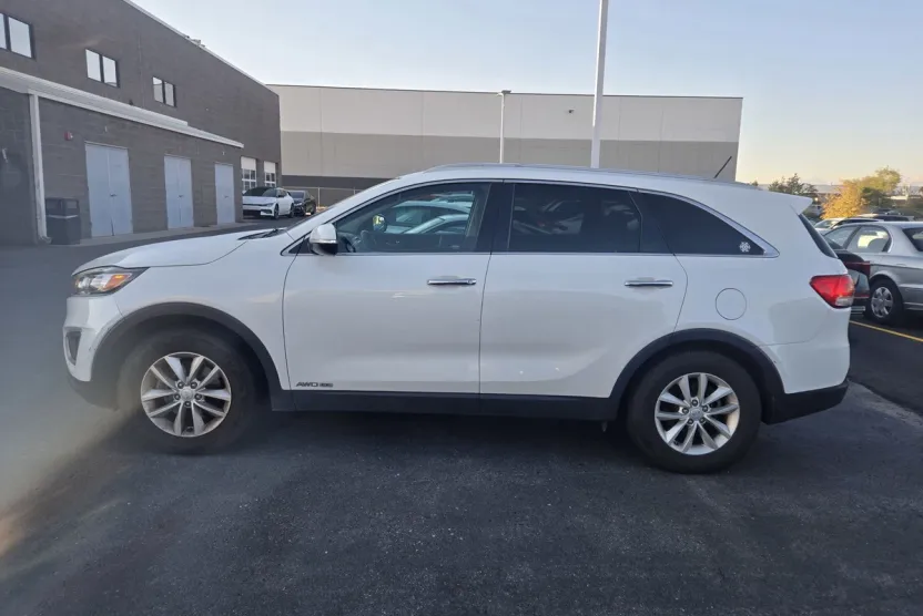 2017 Kia Sorento LX V6 photo 1