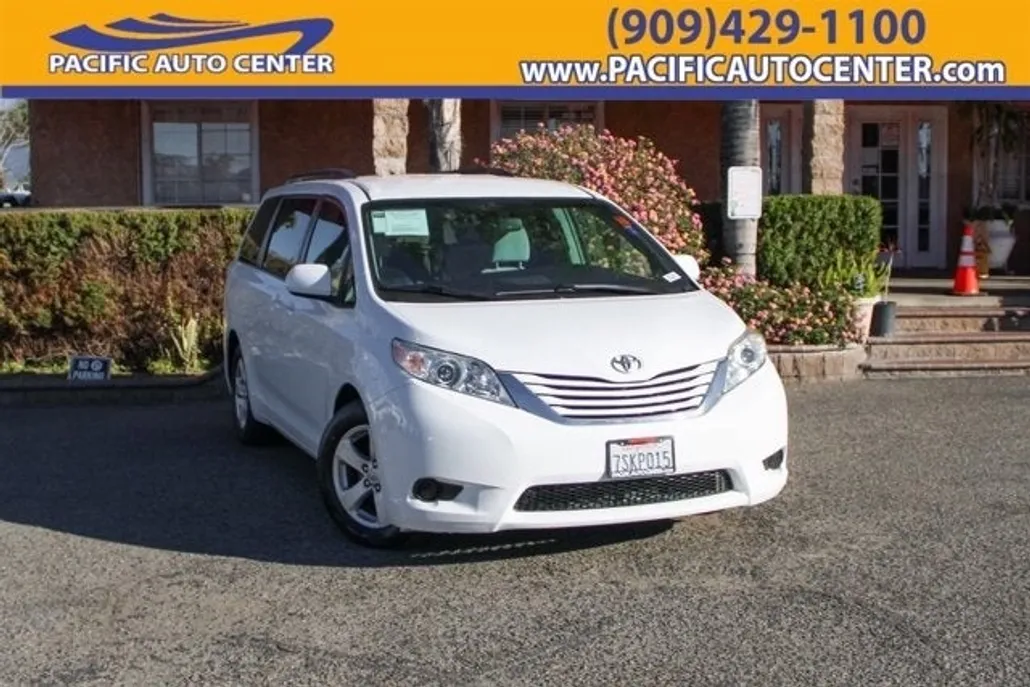 2016 Toyota Sienna L photo 1