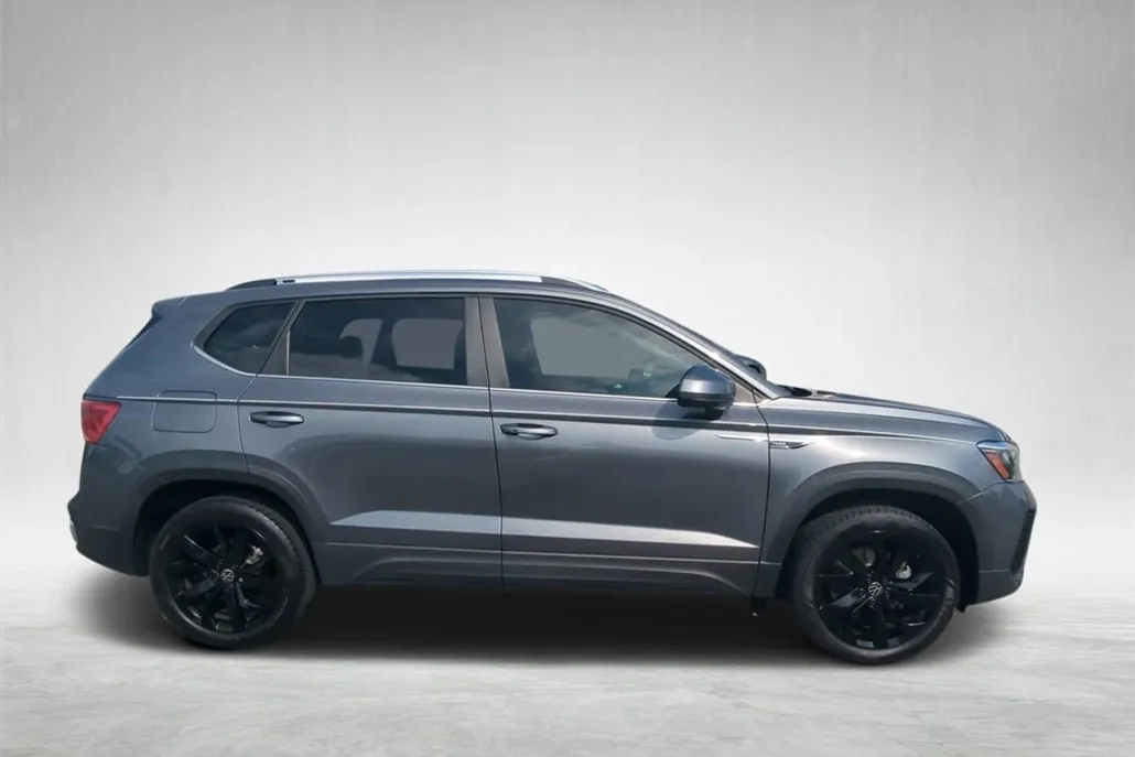 2023 Volkswagen Taos SE photo 1